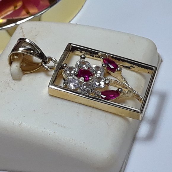 Estate 1.25ctw Lab Created Ruby & CZ Flower Framed 14Kt Yellow Gold Pendant17955 - Picture 1 of 6